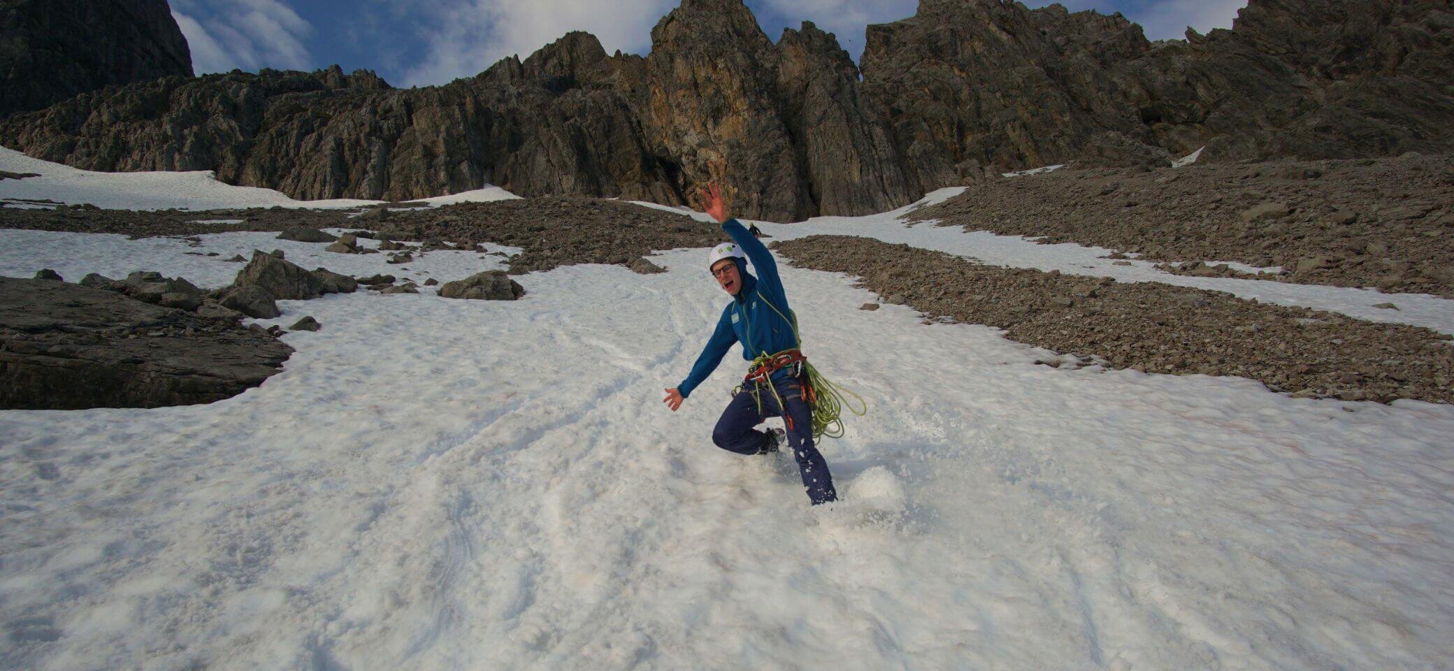 JDAV Fulda - Jugendleiter Aaron beim Abfahren eines Schneefeldes | © Dainis Hedtke | JDAV Fulda