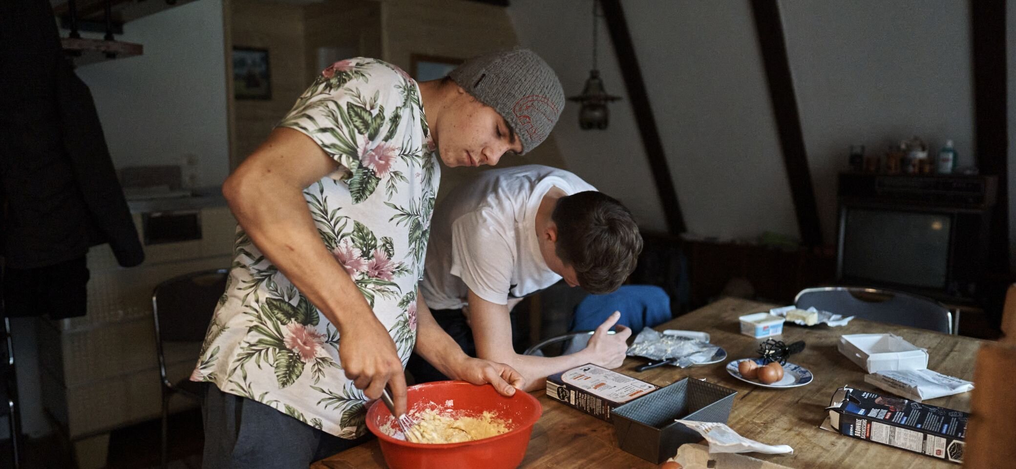 JDAV Fulda - Clemens und Hannes backen auf einer Freizeit einen Kuchen | © Julian Enders | JDAV Fulda